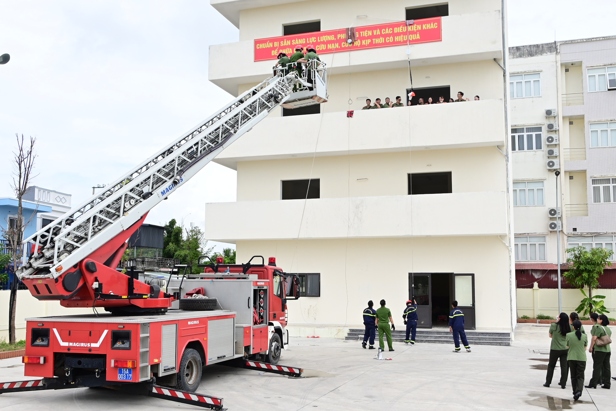 Phòng Tham mưu tổ chức huấn luyện phòng cháy chữa cháy cho cán bộ, chiến sỹ